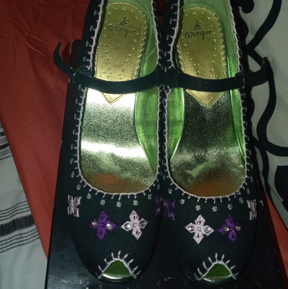 --Woman's Peep toe shoe  TODAY ONLY